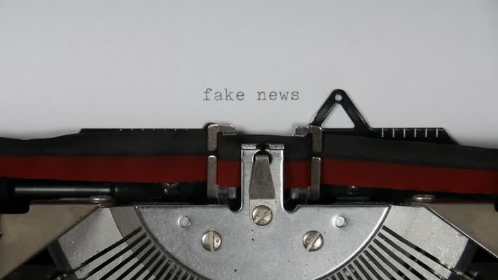 486_Fake_News_drehen_Schreibmaschine
