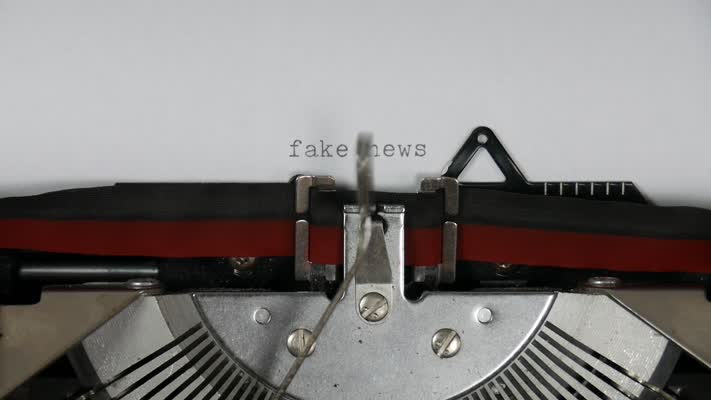 486_Fake_News_Schreibmaschine