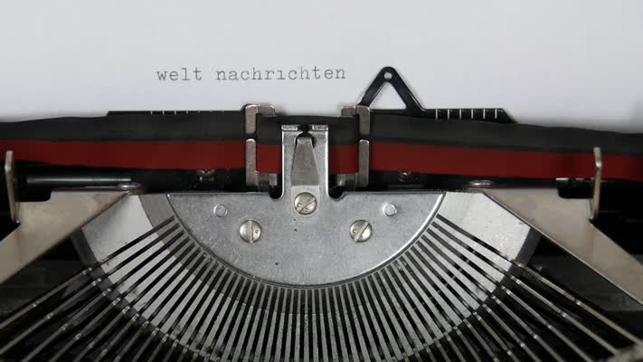 512_Welt_Nachrichten_drehen_Schreibmaschine