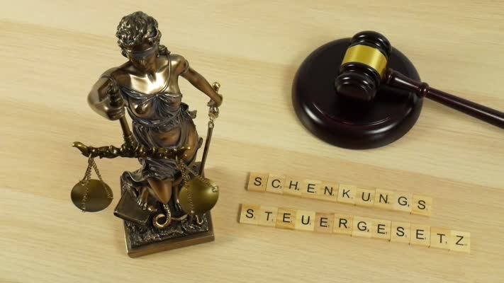 642_Justitia_Schenkungssteuergesetz_Hammer