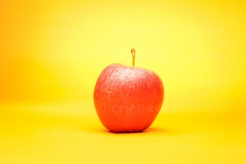 Apfel vor gelbem Hintergrund 20120307_0227