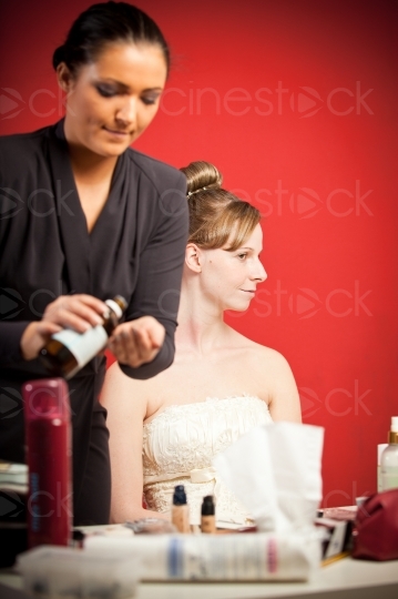 Braut bekommt Makeup 20110206_0162
