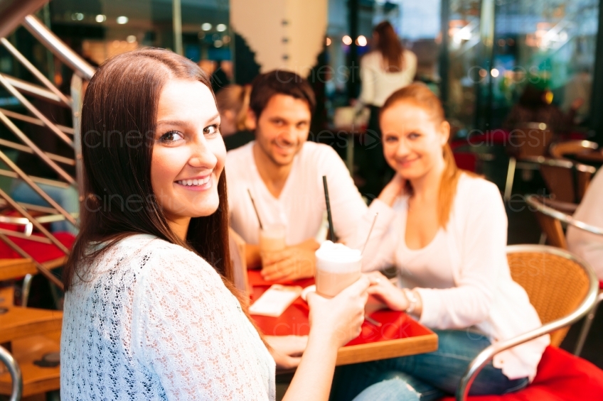 Drei Kunden sitzen im Café20121117-1071