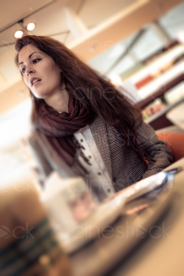 Frau am Tisch in Café 20130911-mallorca-0001 