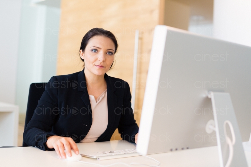 Frau arbeitet am Bildschirm im Büro 20130720-0260