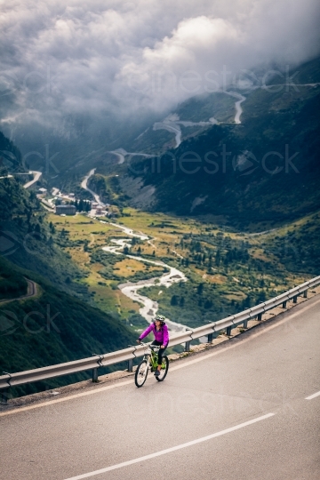 Frau auf Mountainbike aus Distanz mit Panorama  20150817-0270 