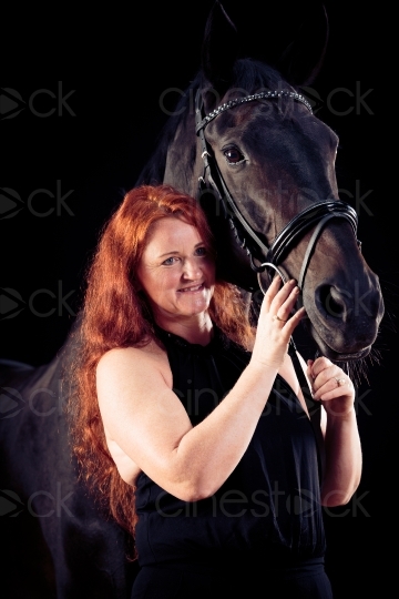 Frau neben Schwarzem Pferd 20150913-0370