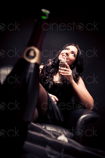 Frau trinkt Sekt 20101018_0389