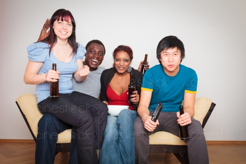 Freunde sitzen zusammen und trinken Bier 20120329_0892 