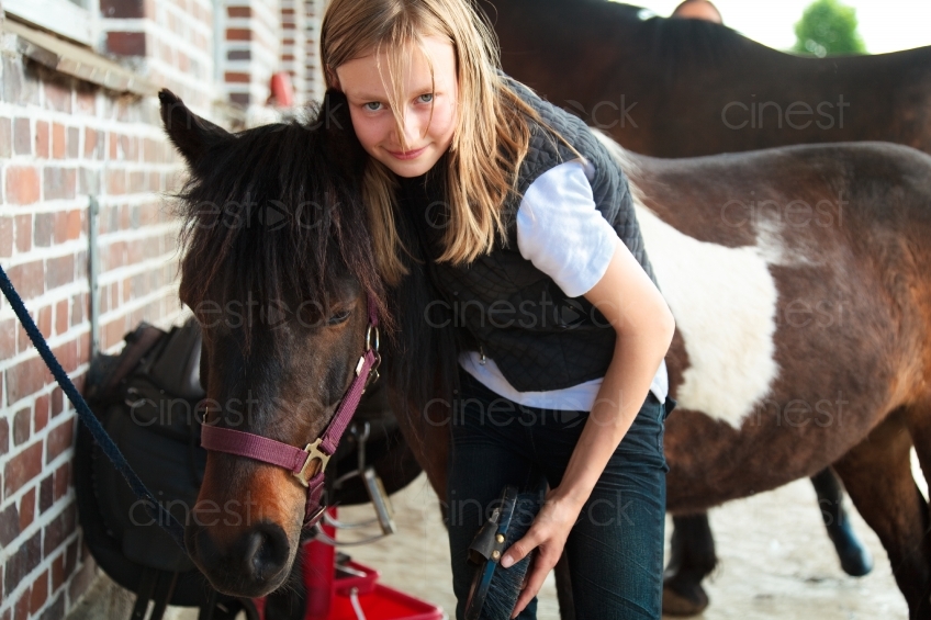 Kind mit Pferd 20100606_0256