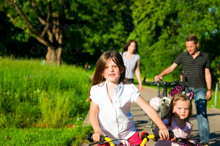 Kinder mit Fahrrad 20090522_0513