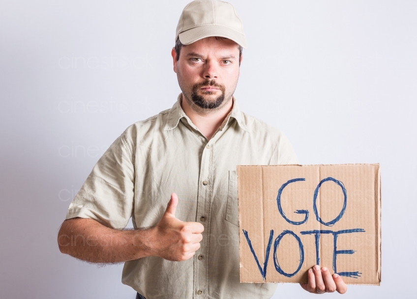 Mann hält "Geh Wählen" Plakat in der Hand 20160823