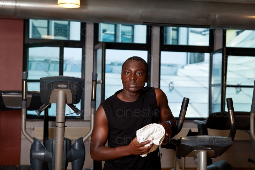 Mann im Fitnessstudio 20100715_0002 