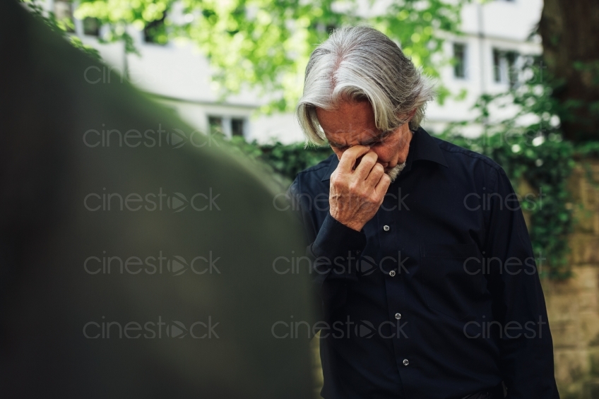 Mann im schwarzem Hemd weint 20160518