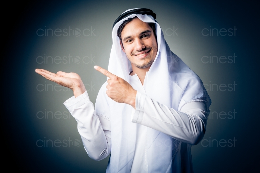 Mann in Arabischem Gewand 20140427-0458