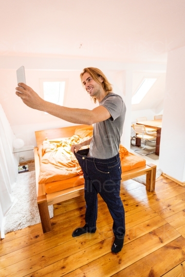 Mann macht Selfie nachdem abnehmen 20160810