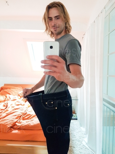 Mann macht Selfie von sich in einer zu großen Jeans 20160810_121802 