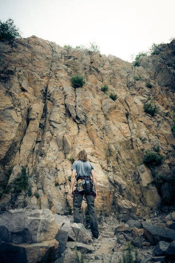 Mann mit Kletterausrüstung vor einem Berg  20160718