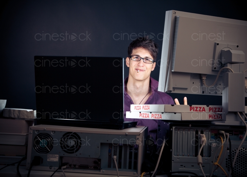 Mann mit Pizza am Rechner 20100620_0245