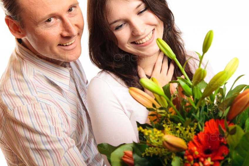 Mann schenkt Frau einen Blumenstrauß 20091212_0086