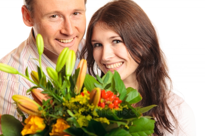 Mann schenkt Frau einen Blumenstrauß 20091212_0086