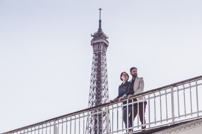Mann und Frau auf einer Brücke am Eiffelturm 20160426