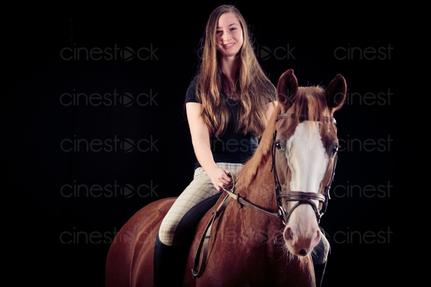 Mädchen auf braunem Pferd 20150913-0261 