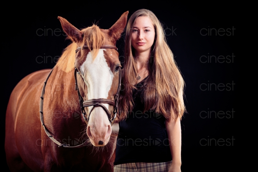 Mädchen neben Pferd 20150913-0236 