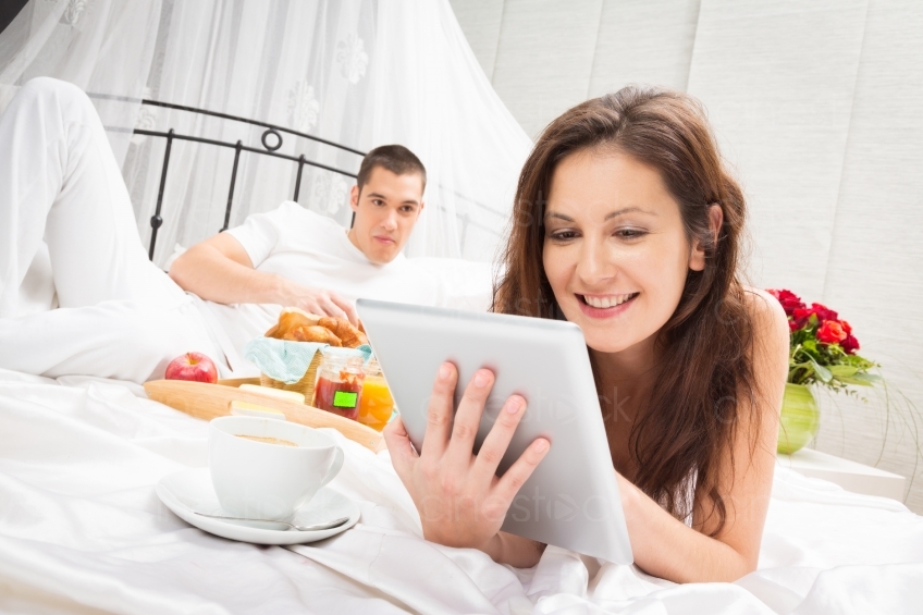 Pärchen Frühstückt im Bett und surft im Internet 20121130
