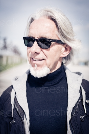 Profil von älterem Mann mit Sonnenbrille und Rollkragen 20150429-0085 