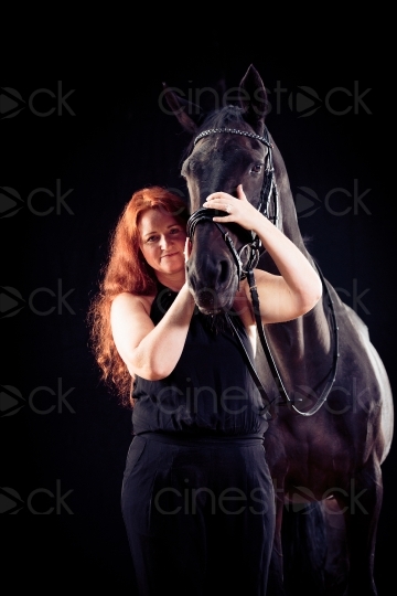 Rothaarige Frau neben Pferd 20150913-0375