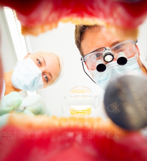 Zahnarzt schaut in den Mund hinein 20120505_0206 