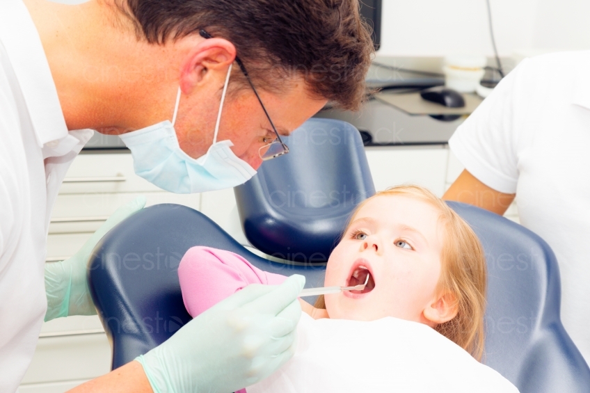 Zahnarzt schaut Kinderzähne an 20120505_0481 