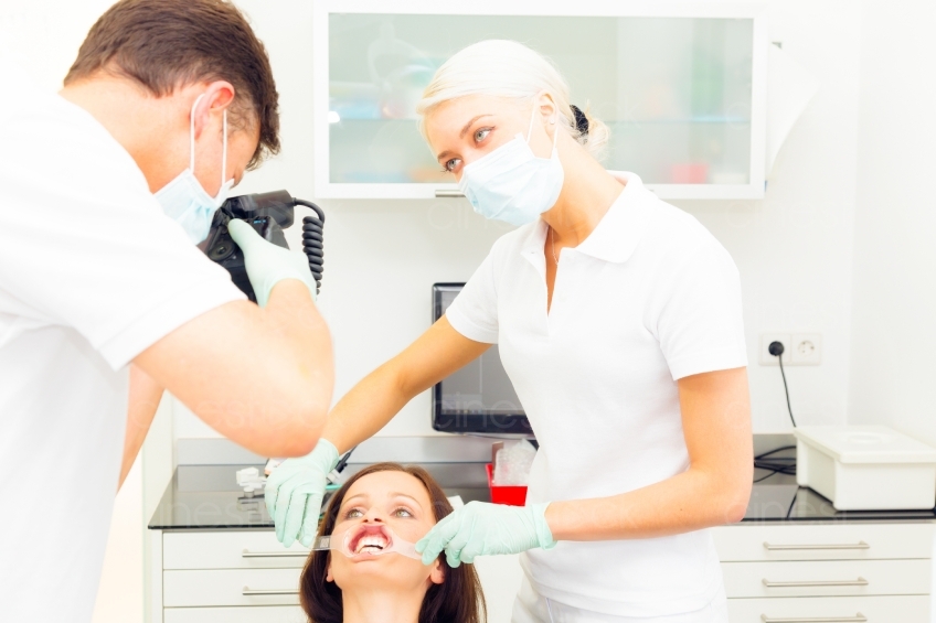 Zahnarzt untersucht Patientin 20120505_0243 