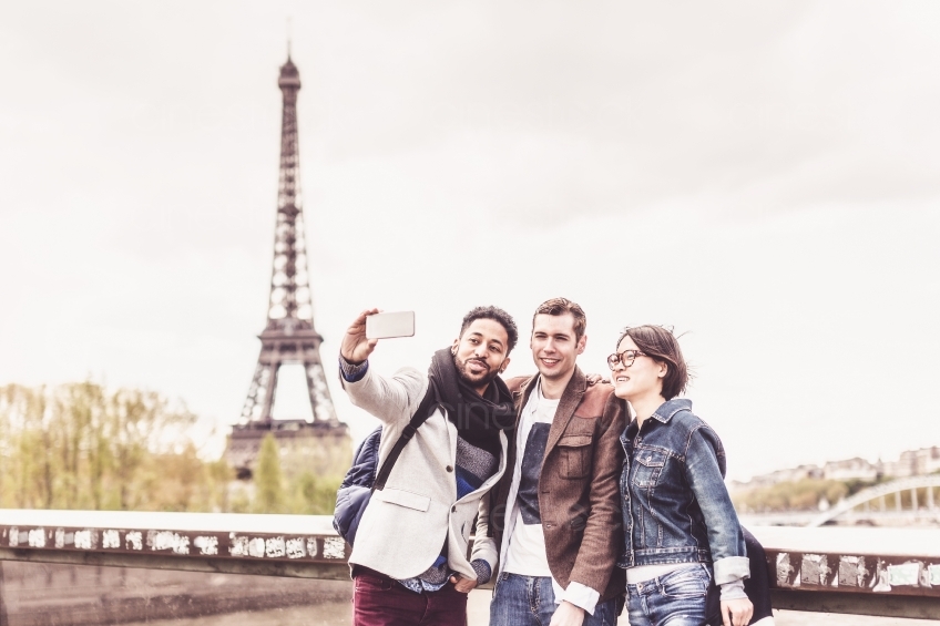 Zwei Männer und eine Frau machen ein Selfie am Eiffelturm 20160426